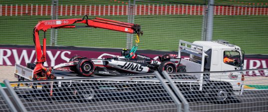 Haas No. 87 driven by Bearman – motorsport photography by Junrui Ye