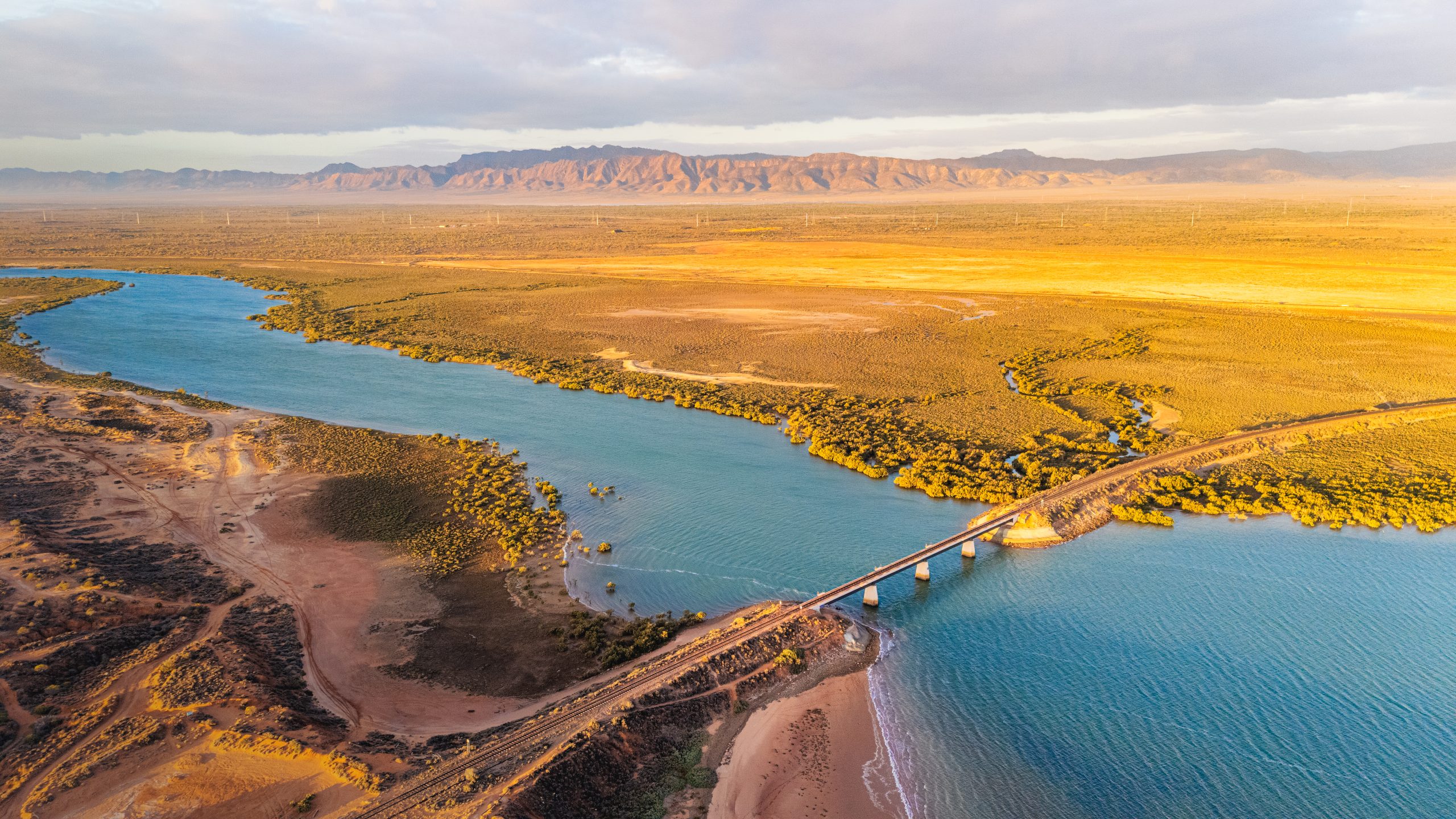 Red Cliff Lookout – landscape photography by Junrui Ye