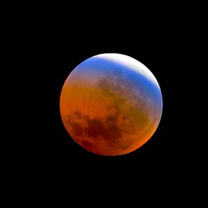 Partial Lunar Eclipse with Ozone Blue Band – Starry Sky Photography Partial lunar eclipse showing the faint ozone blue band along Earth’s shadow on September 8, 2025 – starry sky photography by Junrui Ye